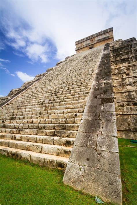 Kukulkan Pyramid in Chichen Itza Stock Photo - Image of chichenitza, ancient: 107923662