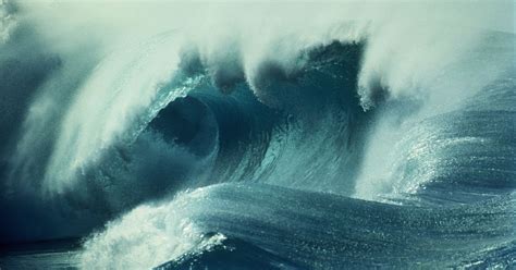 Giant Waves Lash Hawaii Oceanfront Homes In Historic Surf Event | HuffPost