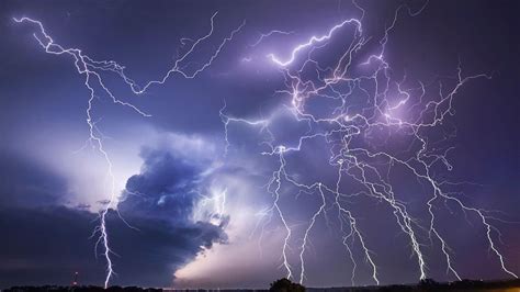 A new online database on extreme lightning parameters - EPFL