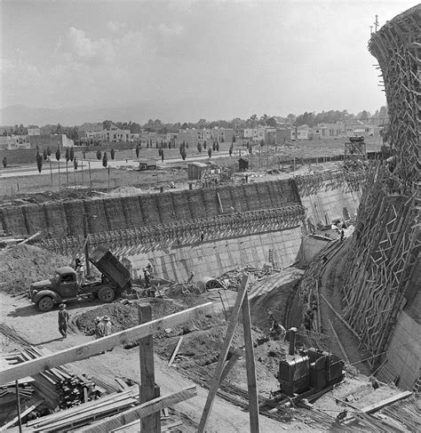 Construcción de la Plaza de Toros México en 1945. | Historia de mexico, Ciudad de méxico, Fotos ...