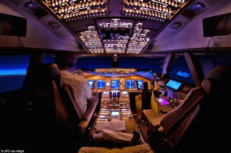 Pilot captures Boeing 747 cockpit in stunning photo series | Daily Mail Online