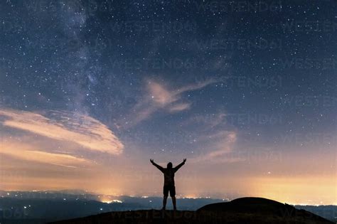 Italy, Monte Nerone, silhouette of a man looking at night sky with stars and milky way – Stockphoto