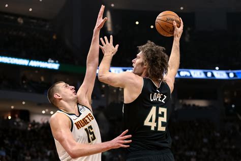 Milwaukee Bucks: Robin Lopez's hook shot is incredibly underrated