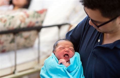 Belajar Merawat Bayi Baru Lahir Bagi Pasangan Muda - Alodokter