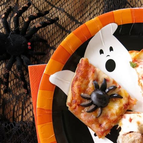 Easy Halloween Pizza Party - The Dinner-Mom