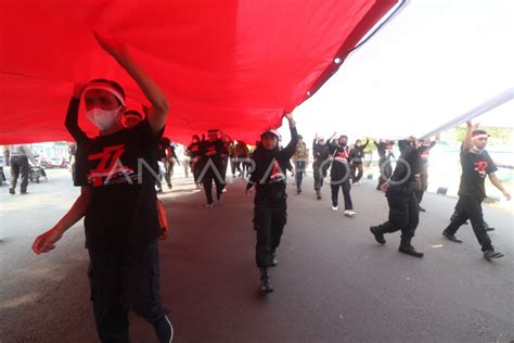 MENGARAK BENDERA MERAH PUTIH RAKSASA | ANTARA Foto