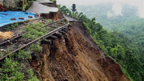 Mumbai: Four injured in landslide - India News