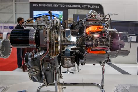 Helicopter turbine engine cutaway [2560 x 1706] : r/ThingsCutInHalfPorn