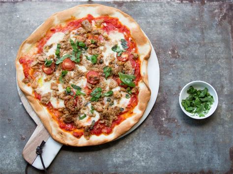 Tuna pizza with mozzarella, tuna and capers - Fish Tales