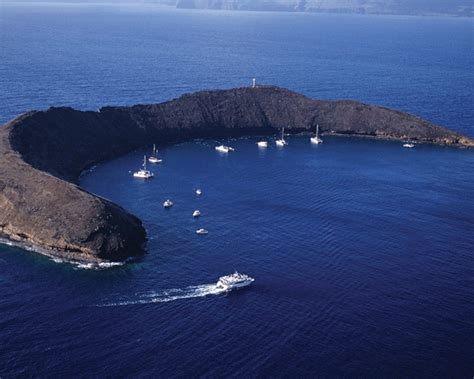 TOP WORLD TRAVEL DESTINATIONS: Molokini Crater, Maui, Hawaii