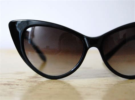 HELLO AGAIN VINTAGE: Modern 50s Chic: Cat Eye Sunglasses