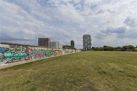 Berlin Wall / East Side Gallery Graffiti Editorial Stock Image - Image of graffiti, sightseeing ...