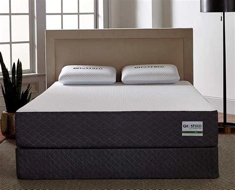 The Best Mattress for Side Sleepers with Shoulder Pain (2020)