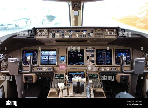 Boeing 777-300 Cockpit Stock Photo - Alamy