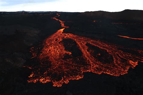 Raging Mauna Loa Lava River Filmed Flowing From Volcano Like a Fiery Snake - Newsweek