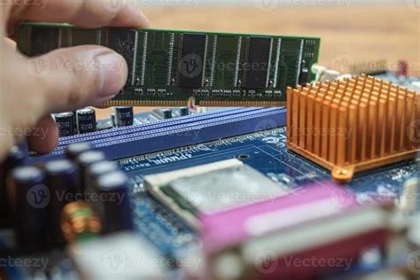 Hand assembled to inspect the electronic circuit board. 7541753 Stock Photo at Vecteezy