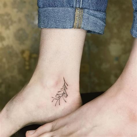 10 Small Ladies Tattoo Ideas That Will Make You Want to Get Inked Today!