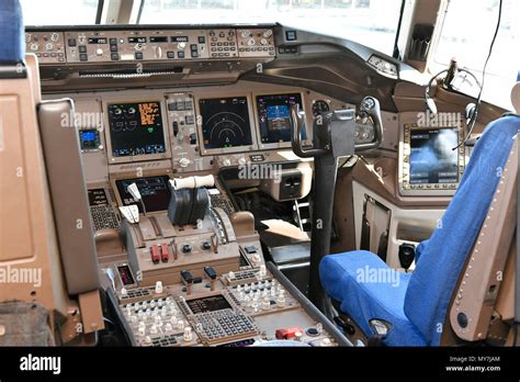 Boeing 777 Cockpit View : Boeing 777 300er Cockpit Take Off Air France ...