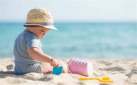 4 Safest And Developmentally Appropriate Best Beach Toys For Toddlers - Famous Parenting