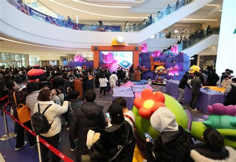 Starfield Suwon draws 230,000 visitors in two days, prompting emergency traffic alerts