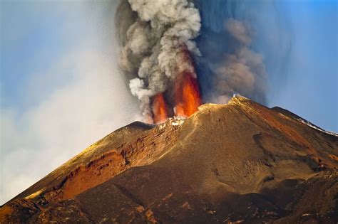 Active Volcanoes in Europe | Volcanes, Europa, Continentes