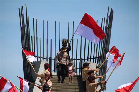 Bendera Merah Putih Raksasa Dibentangkan di Monumen Kapsul Waktu | Surya Papua