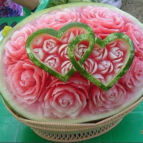 Hartjes op rozen | Watermelon art, Watermelon carving, Fruit carving