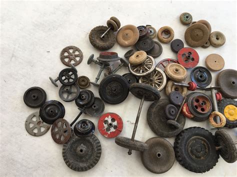 LOT OF VINTAGE AND ANTIQUE TOY WHEELS - Schmalz Auctions