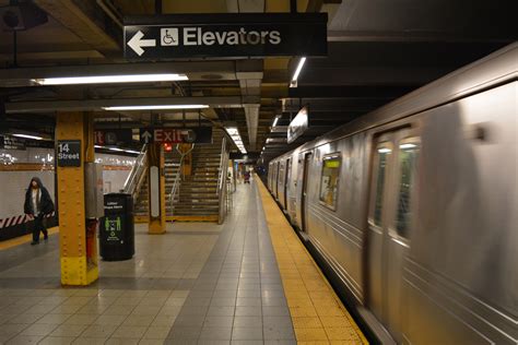 Platform Of Subway Station - HooDoo Wallpaper