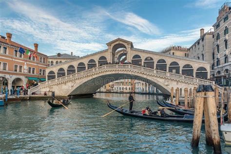 Rialto Bridge Over the Grand Canal in Venice, Italy Editorial ...