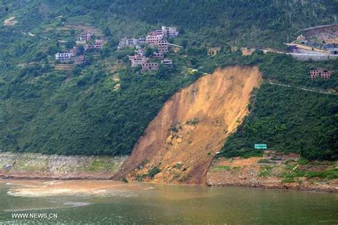 Sciency Thoughts: Landslide causes tsunami on the Daning River in Chongqing, China.