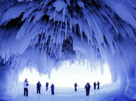 Great Lakes: Most Ice in 20 Years Brings Rare Frozen Walkway to Ice Caves