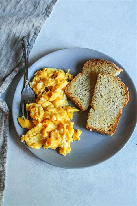 The best scrambled eggs and toast called eggy toast - Sweetphi