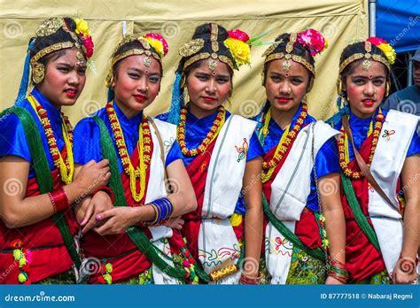 Nepalese Dansers in Traditionele Nepali-Kledij Redactionele Stock Foto ...