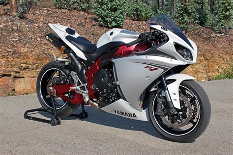 Yamaha YZF-R1 specs, quarter mile, lap times, performance data - FastestLaps.com