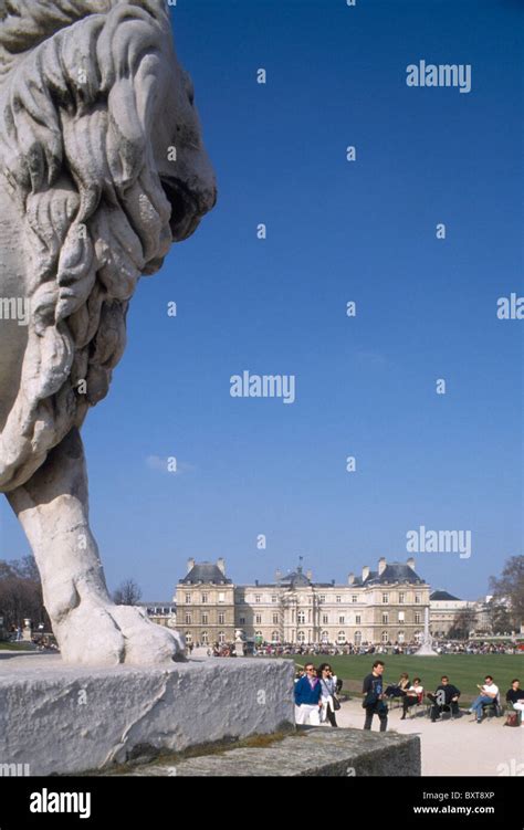 Statues in jardin du luxembourg hi-res stock photography and images - Alamy