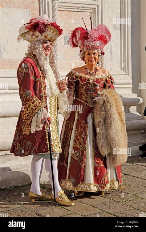 Pair in historical costumes,Baroque costume,Carnival in Venice,Italy Stock Photo - Alamy