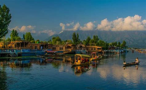 Houseboats in Kashmir - Houseboats in Dal Lake and Nagin Lake