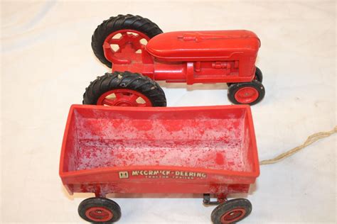 Plastic Farmall M Toy Tractor and Trailer 1:16 (vintage)