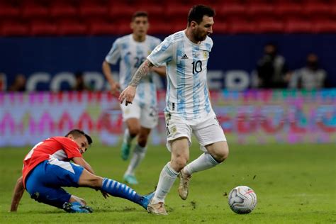 Lionel Messi Left 2 Paraguay Players Stranded with Stunning Skills in Copa America | WATCH