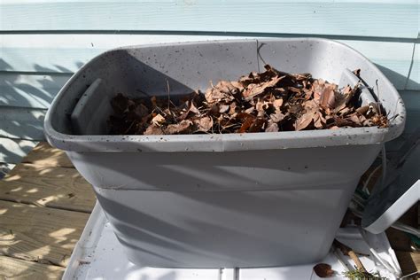 A Simple DIY Worm Bin – Composting With Worms