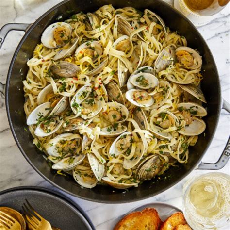 Easy Linguine with Clams - Damn Delicious