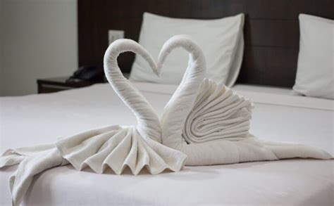 How to make a towel swan for your bed - Furl Blog