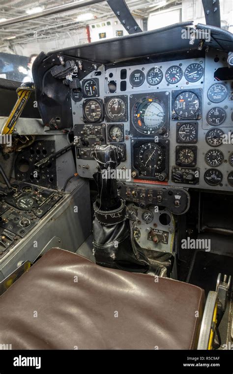 Cockpit einer F-4 Phantom fighter Jet, USS Midway, San Diego, California, United States ...