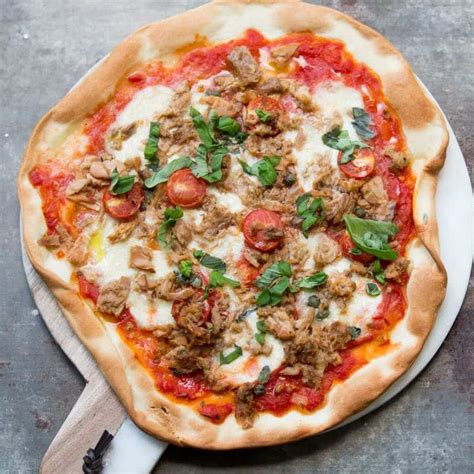 Tuna pizza with mozzarella, tuna and capers - Sea Tales