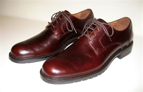 File:Mens brown derby leather shoes.jpg