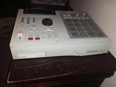 Akai MPC 2000XL with 16MB RAM – MPCHunter