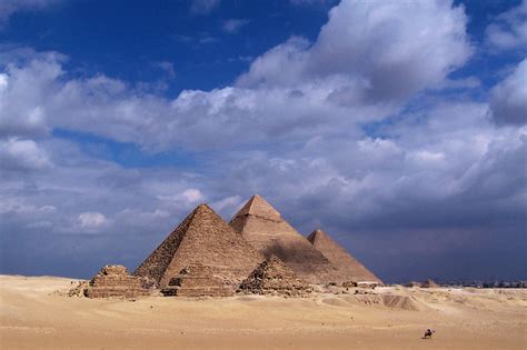 Giza Pyramids | Beautiful Places to Visit