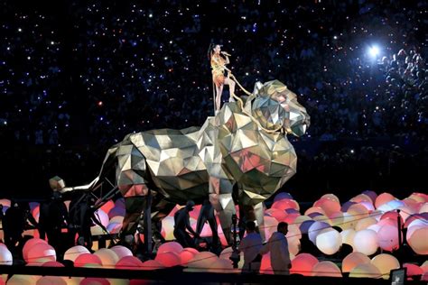 Katy Perry Super Bowl halftime show: The story of the puppet lion - Sports Illustrated