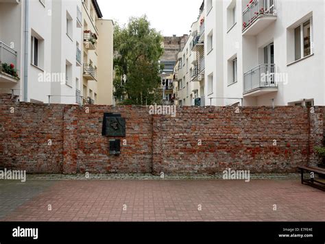 Warsaw Ghetto Wall Stock Photo - Alamy